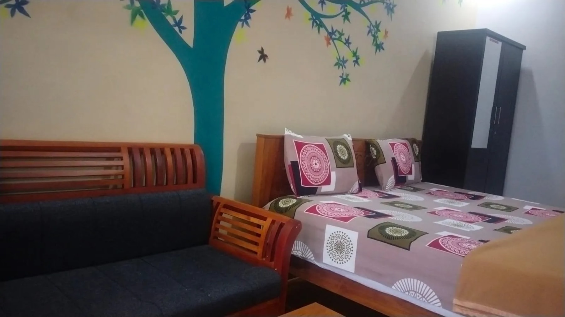 Cozy bedroom at Daraga Homestay Ooty