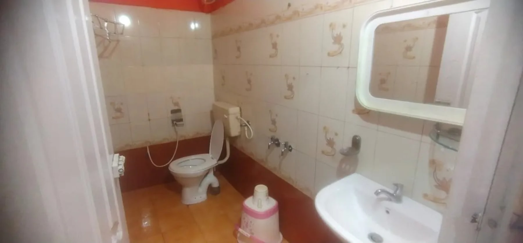 Clean bathroom at Retro Radiance cottage in Ooty