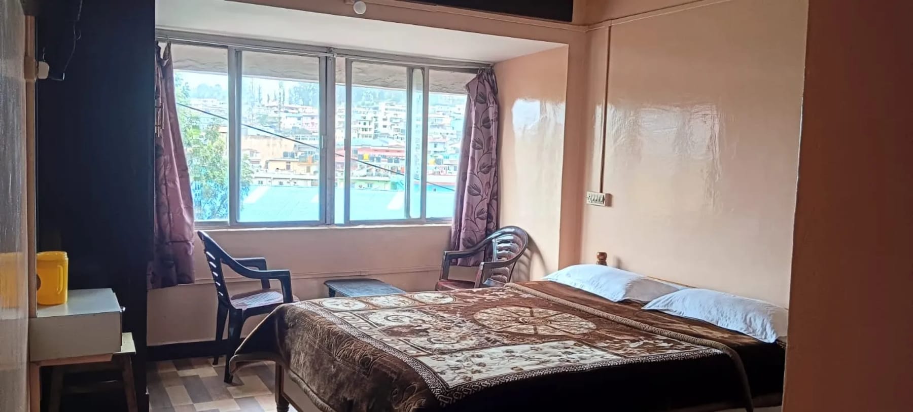 Spacious bedroom at Greens Lodge hotel