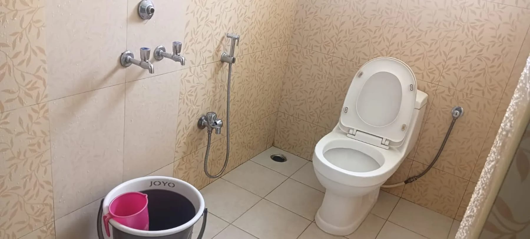 Clean bathroom at Bala Garden Ooty