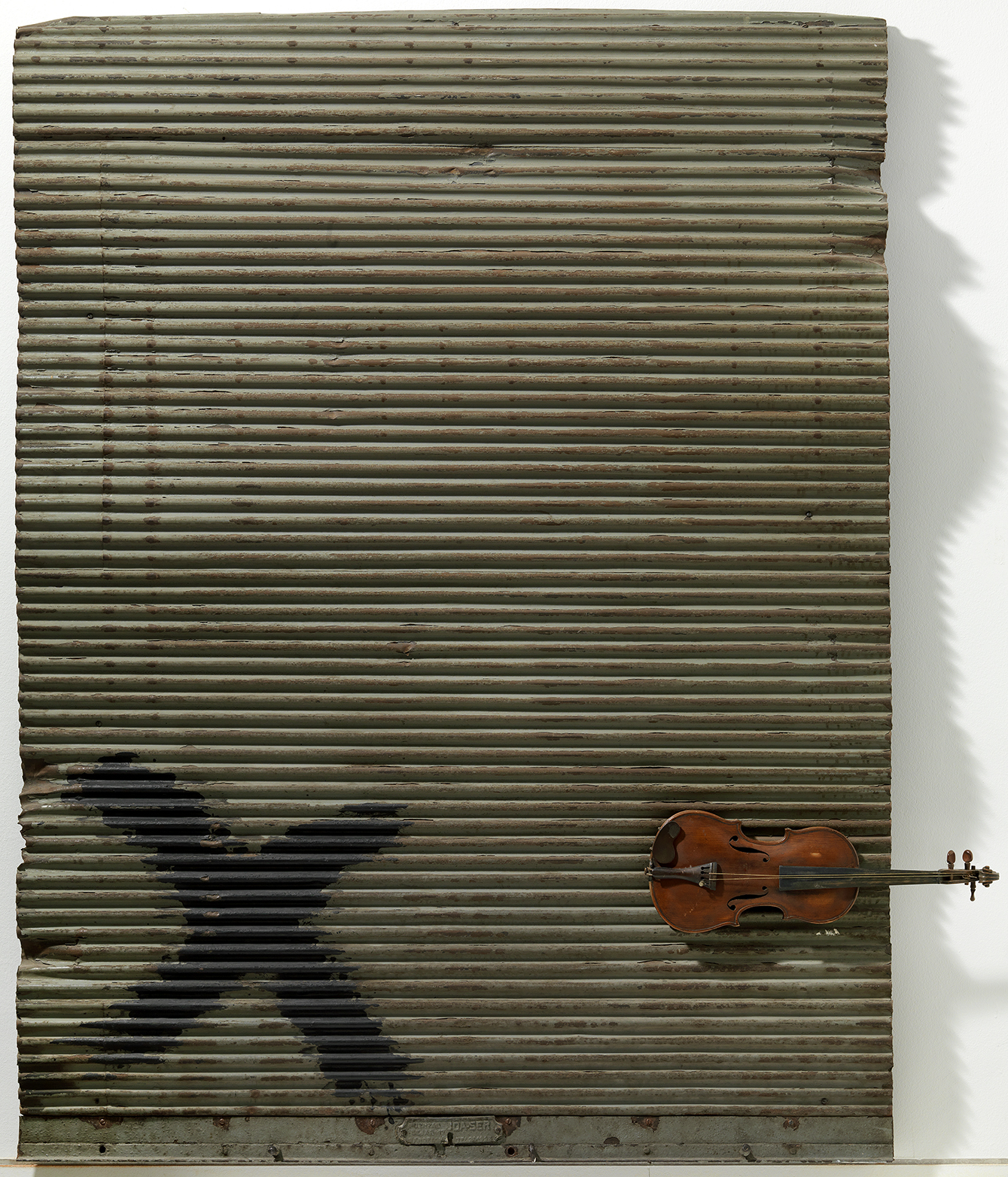 <p><em>Porta metàl·lica i violí (Metal Shutter and Violin)</em>, 1956. Image courtesy Museu Tàpies, Bacelona.</p>