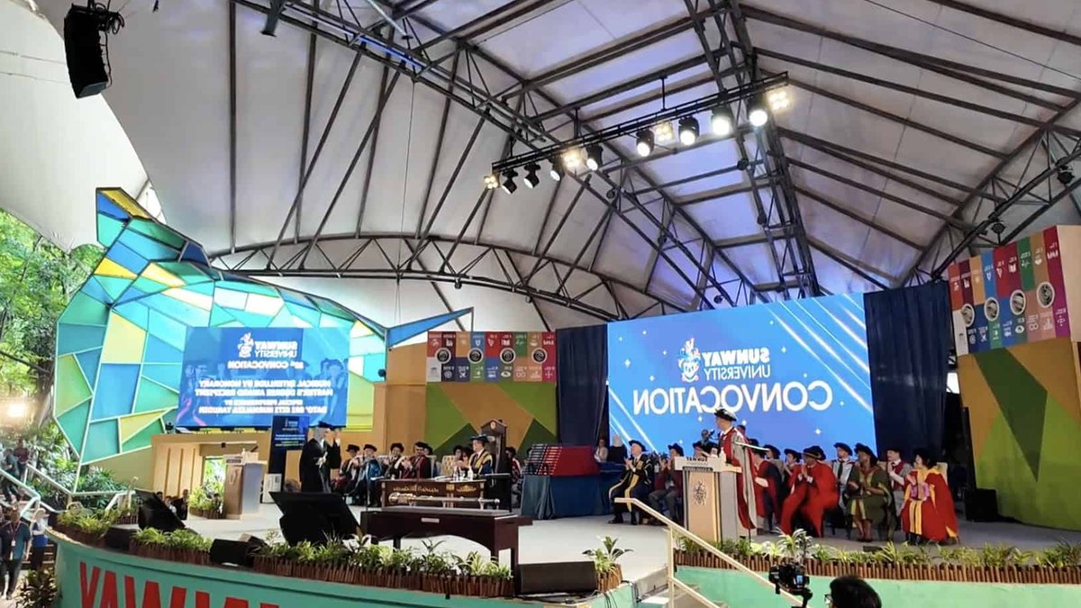 Siti Nurhaliza Performs at Sunway University Graduation