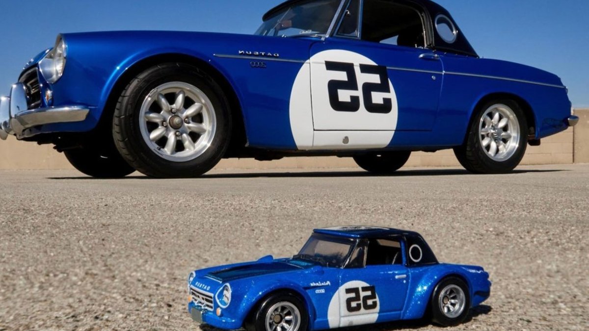 Man Lands Rare Hot Wheels Roadster Model Man Lands Rare Hot Wheels Roadster Model - hot wheels