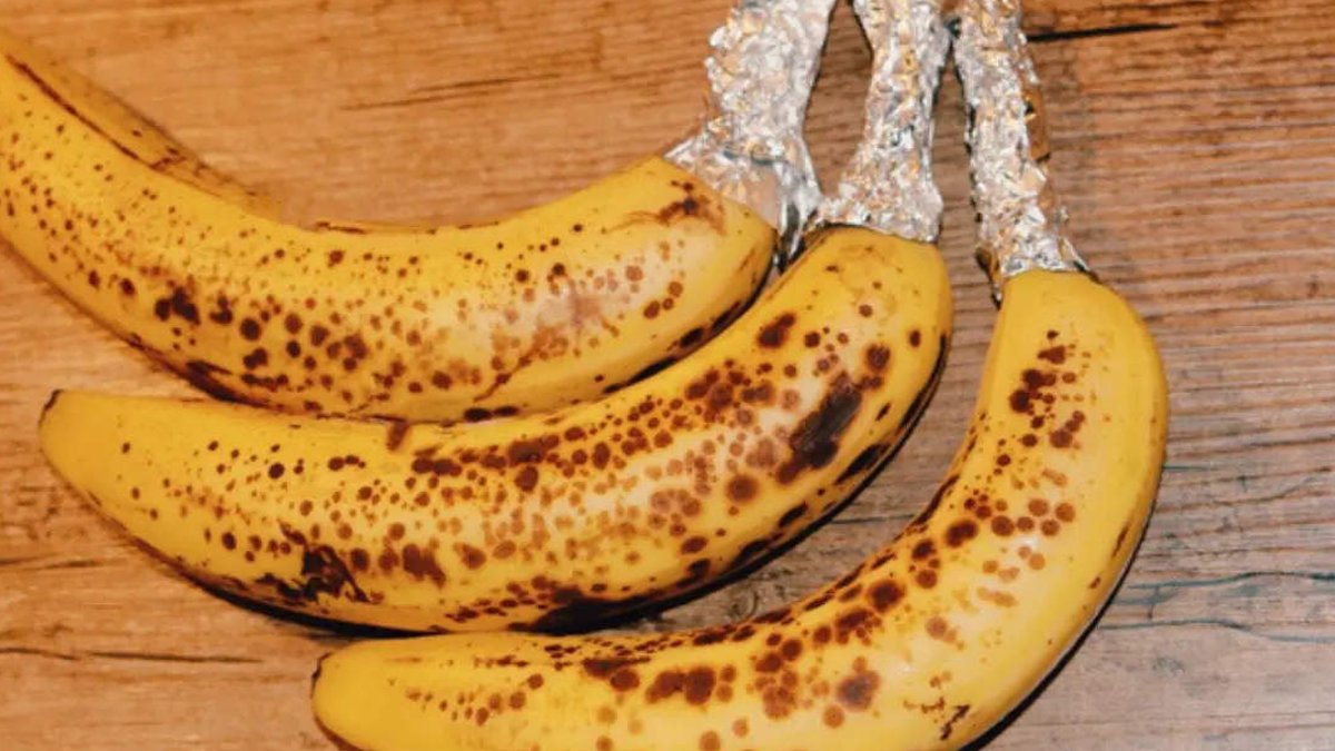 Wrap banana stems in foil for better results Wrap banana stems in foil for better results - wrap banana stems foil
