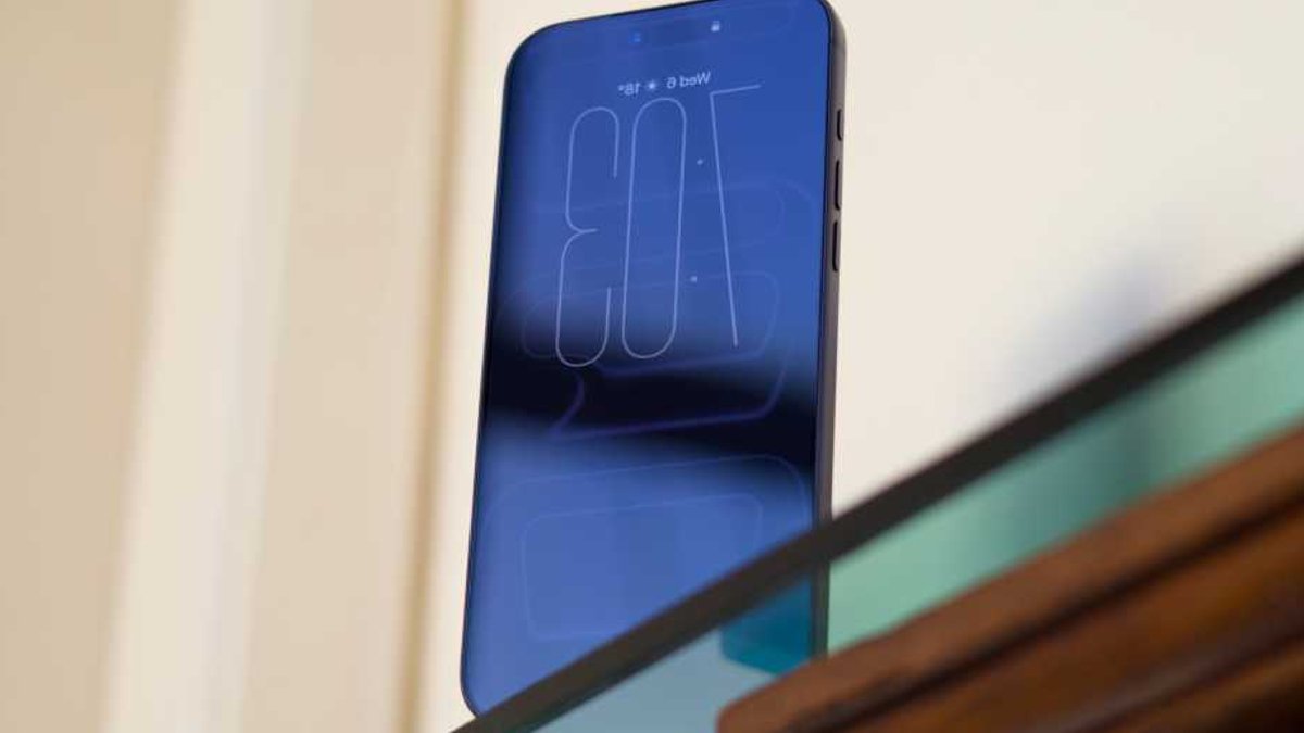 Apple squeezes suppliers to cut iPhone costs Apple squeezes suppliers to cut iPhone costs - iphone costs