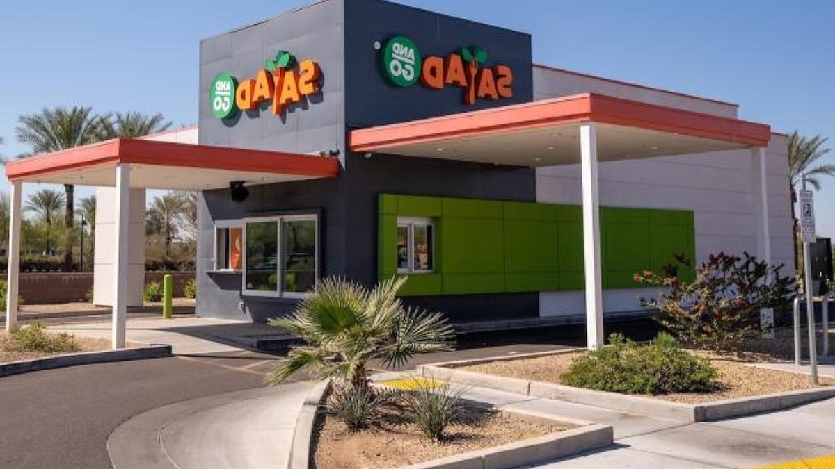 Fast-food chains expand drive-thru salad options Fast-food chains expand drive-thru salad options - fast food salad