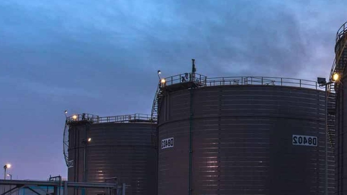 Standard Chartered Sees Oil Market Risks in Middle East - middle east oil risks