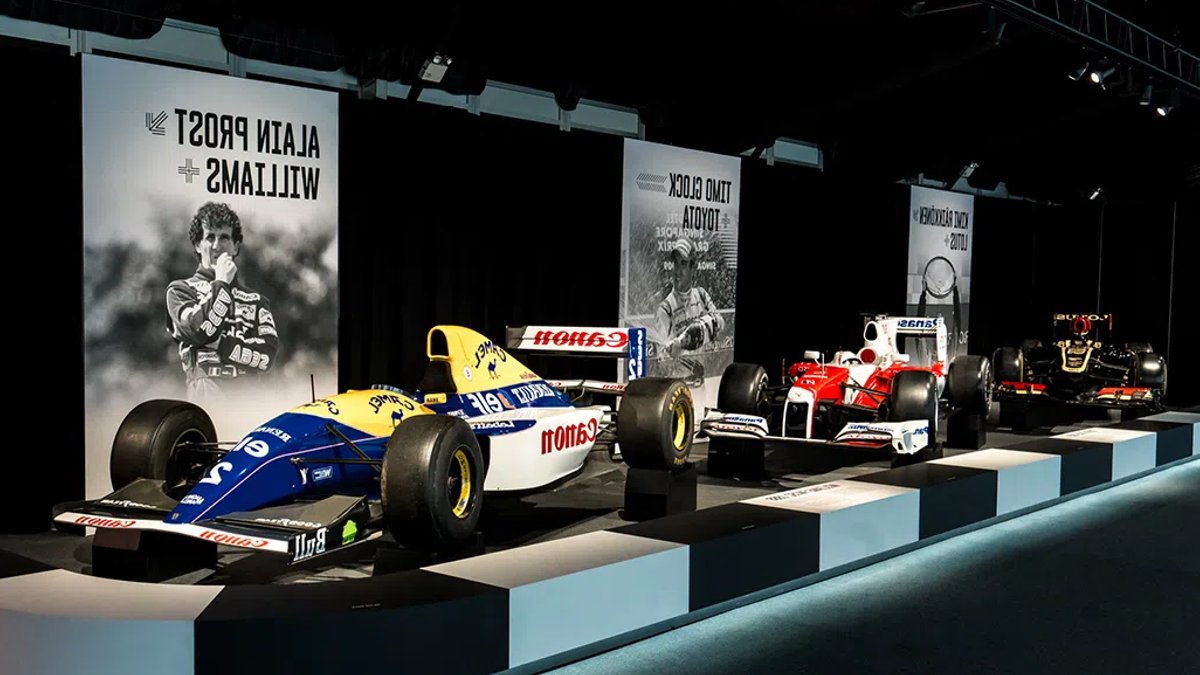 F1 fans get up close with Singapore show cars - f1 exhibition