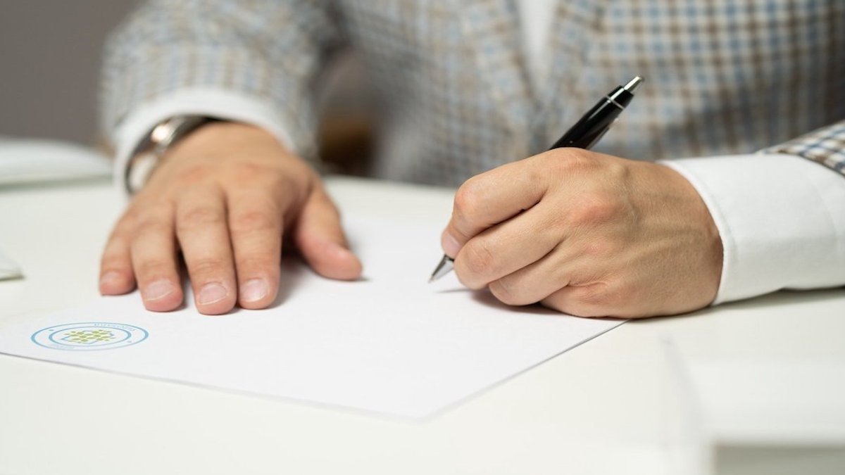 Fake document use sparks legal debate Fake document use sparks legal debate - fake document