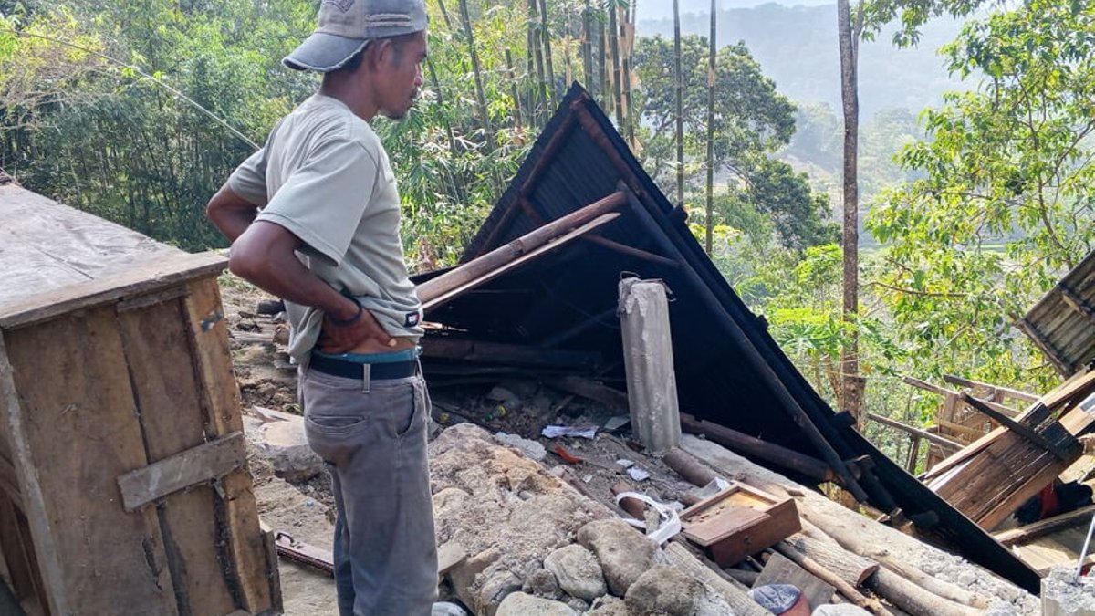 7.7 Quake Hits Indonesia Coast Collapse Five Dead - indonesia earthquake
