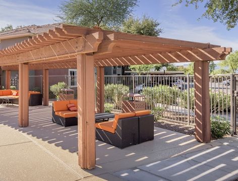 Outdoor seating at Colonial Grand at Inverness Commons luxury apartment homes in Phoenix, AZ