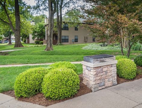 Courtyard at Stonemill Village luxury apartment homes in Louisville, KY