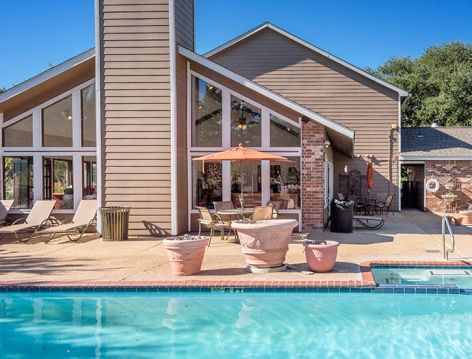 Pool at Pear Orchard luxury apartment homes in Ridgeland, MS near Jackson