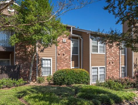 Exterior at Pear Orchard luxury apartment homes in Ridgeland, MS near Jackson