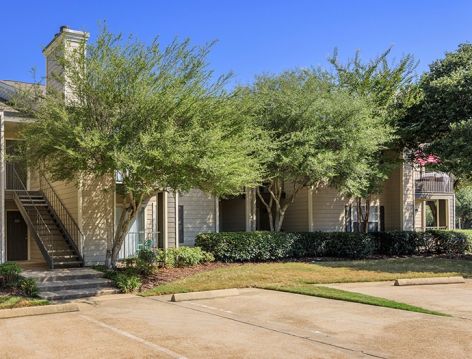 Exterior at Reflection Pointe luxury apartment homes in Jackson, MS