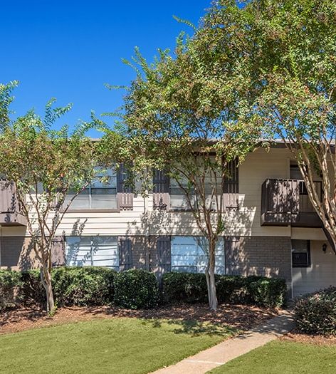 Exterior at Lakeshore Landing luxury apartment homes in Jackson, MS
