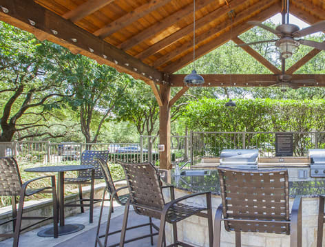 Outdoor Entertainment Area at Legacy at Western Oaks luxury apartment homes in Austin , TX