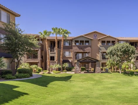Lawn at Sky View Ranch luxury apartment homes in Phoenix, AZ