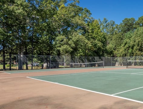 Tennis courts at Pear Orchard luxury apartment homes in Ridgeland, MS near Jackson