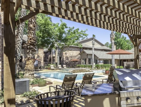 Outdoor grill area at Green Tree Place luxury apartment homes in Houston, TX