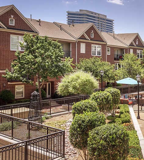 Outdoor courtyard at Post Meridian luxury apartment homes in Dallas, TX