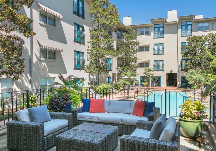 Outdoor Entertaining Area at Post Square luxury apartment homes in Dallas, TX
