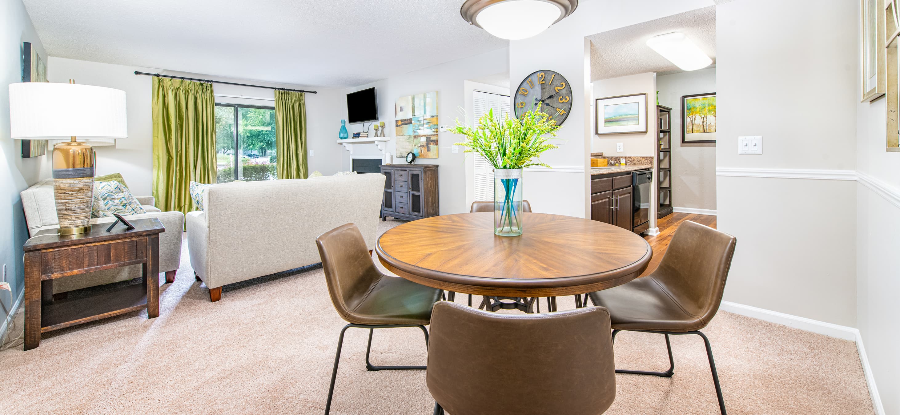 Dining at MAA Crowfield luxury apartment homes in Goose Creek, SC