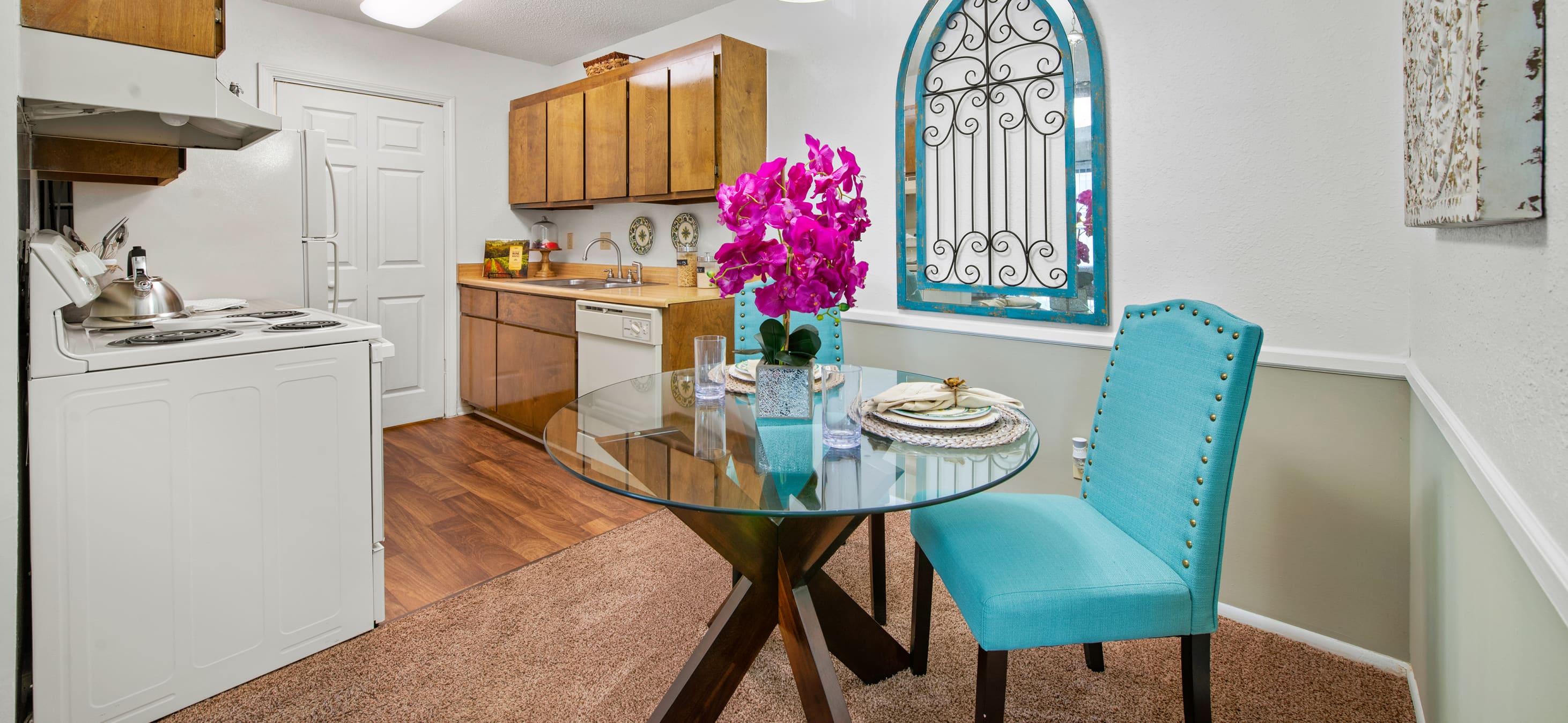 Dining at MAA Howell Commons luxury apartment homes in Greenville, SC