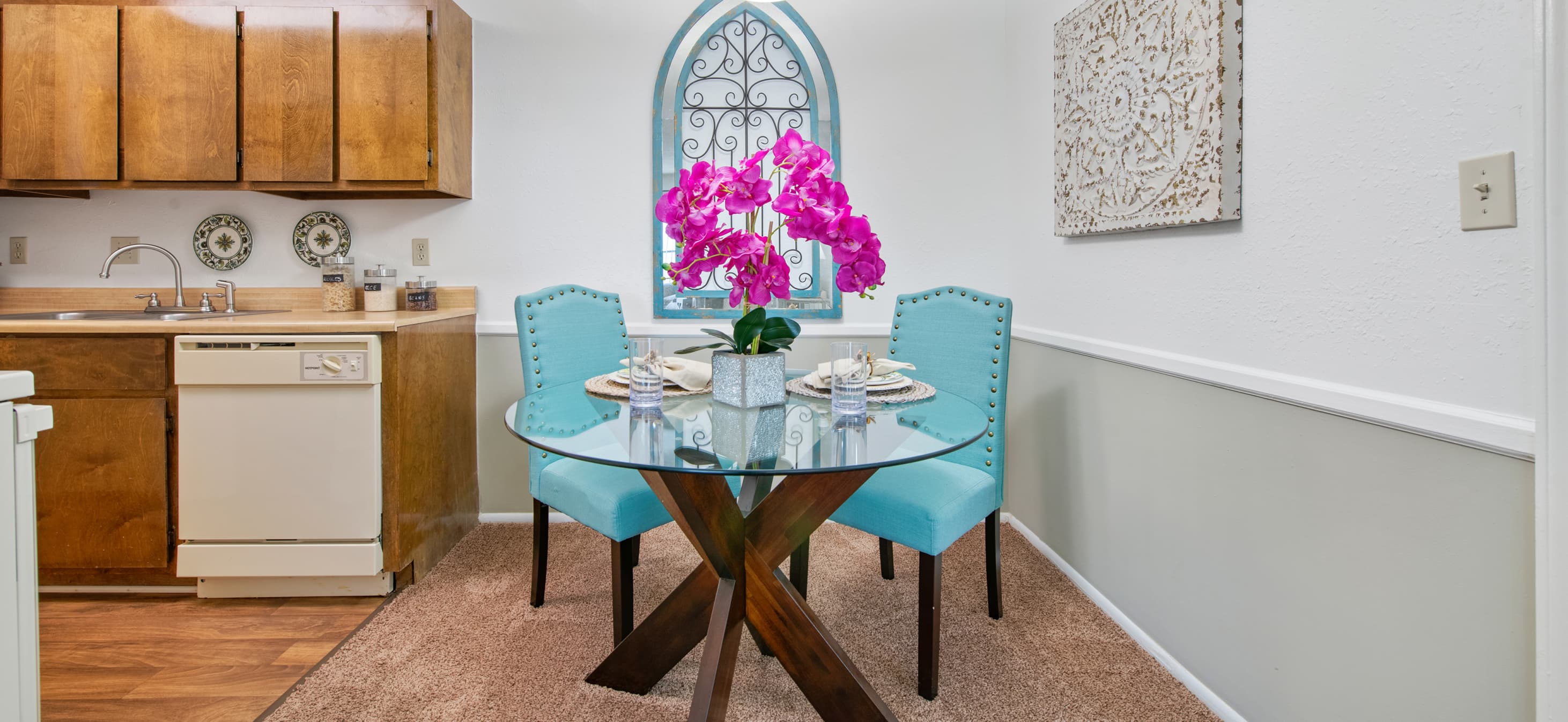 Dining at MAA Howell Commons luxury apartment homes in Greenville, SC