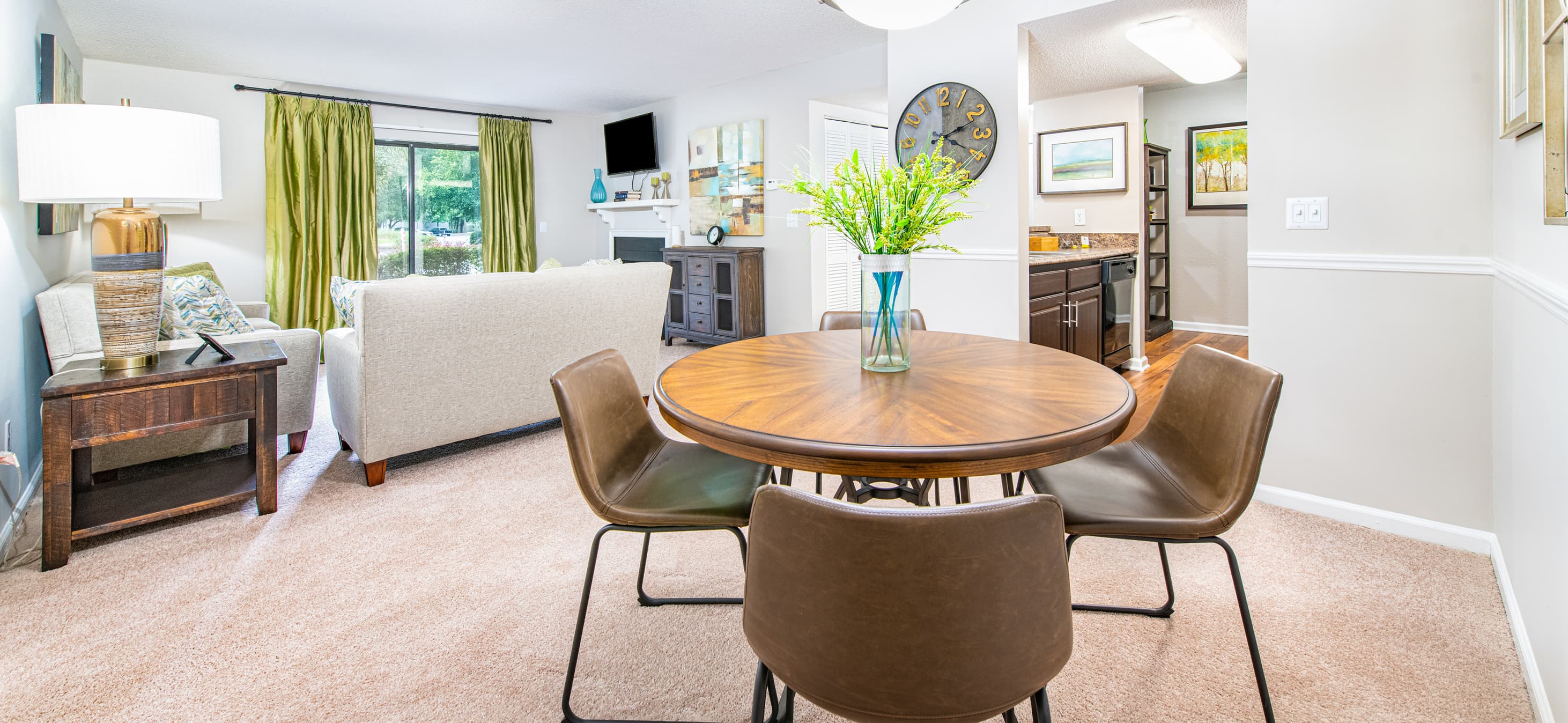 Dining at MAA Crowfield luxury apartment homes in Goose Creek, SC