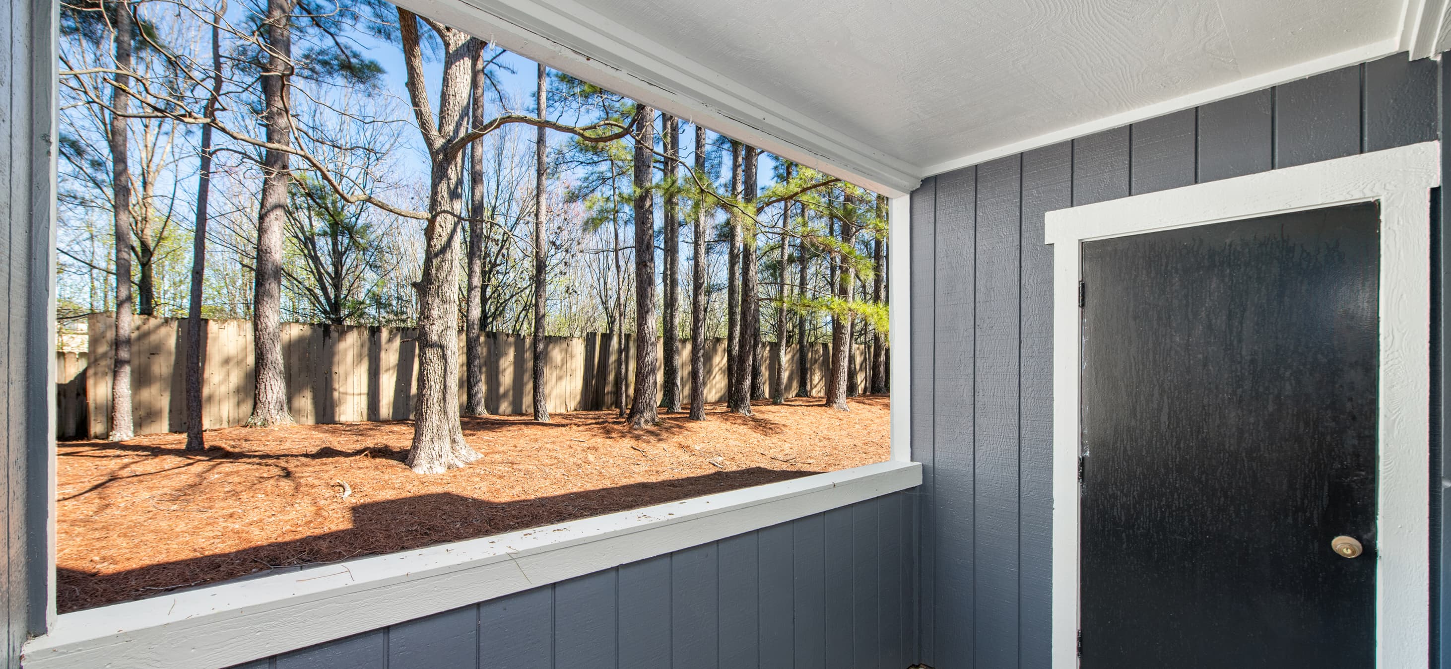 Patio at MAA Park Place luxury apartment homes in Spartanburg, SC