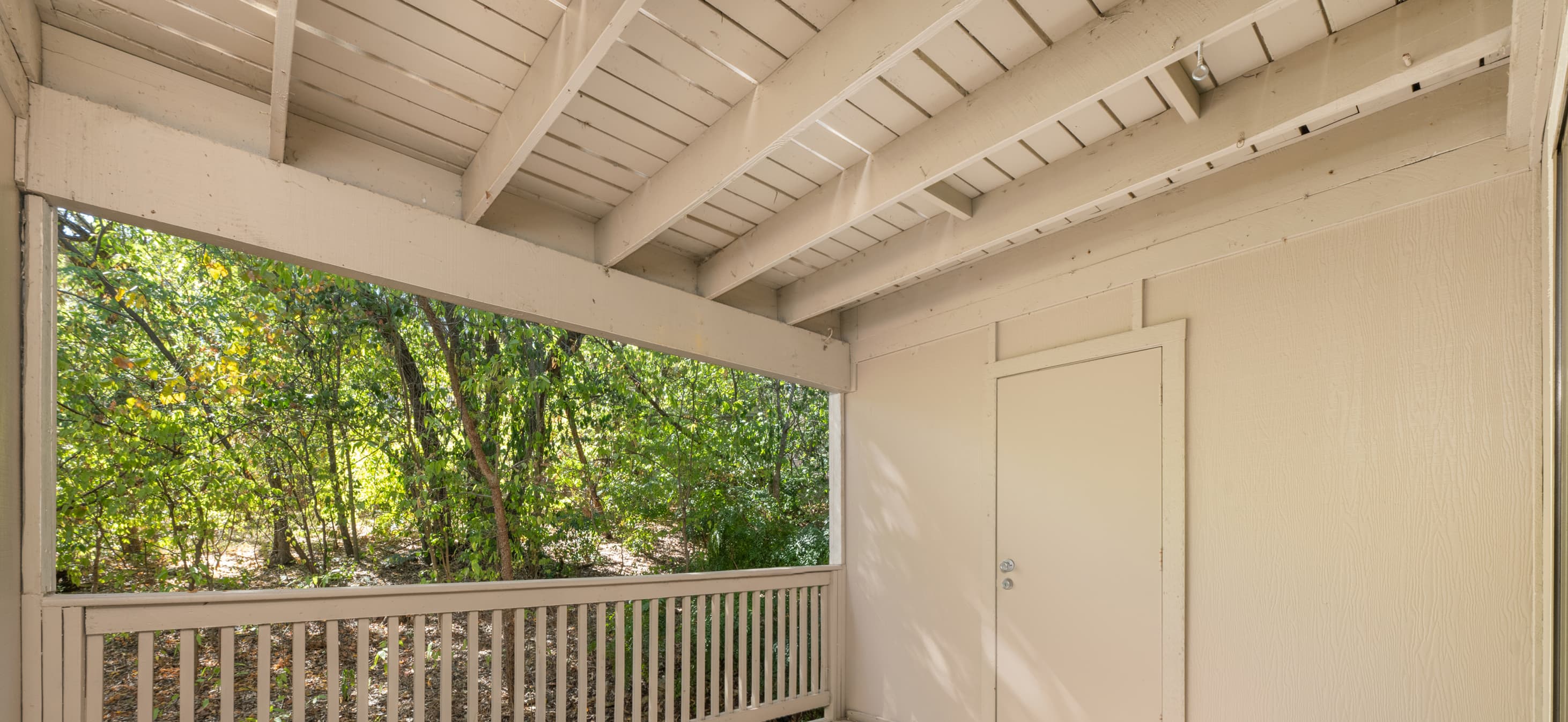 Patio at MAA Barton Skyway luxury apartment homes in Austin, TX