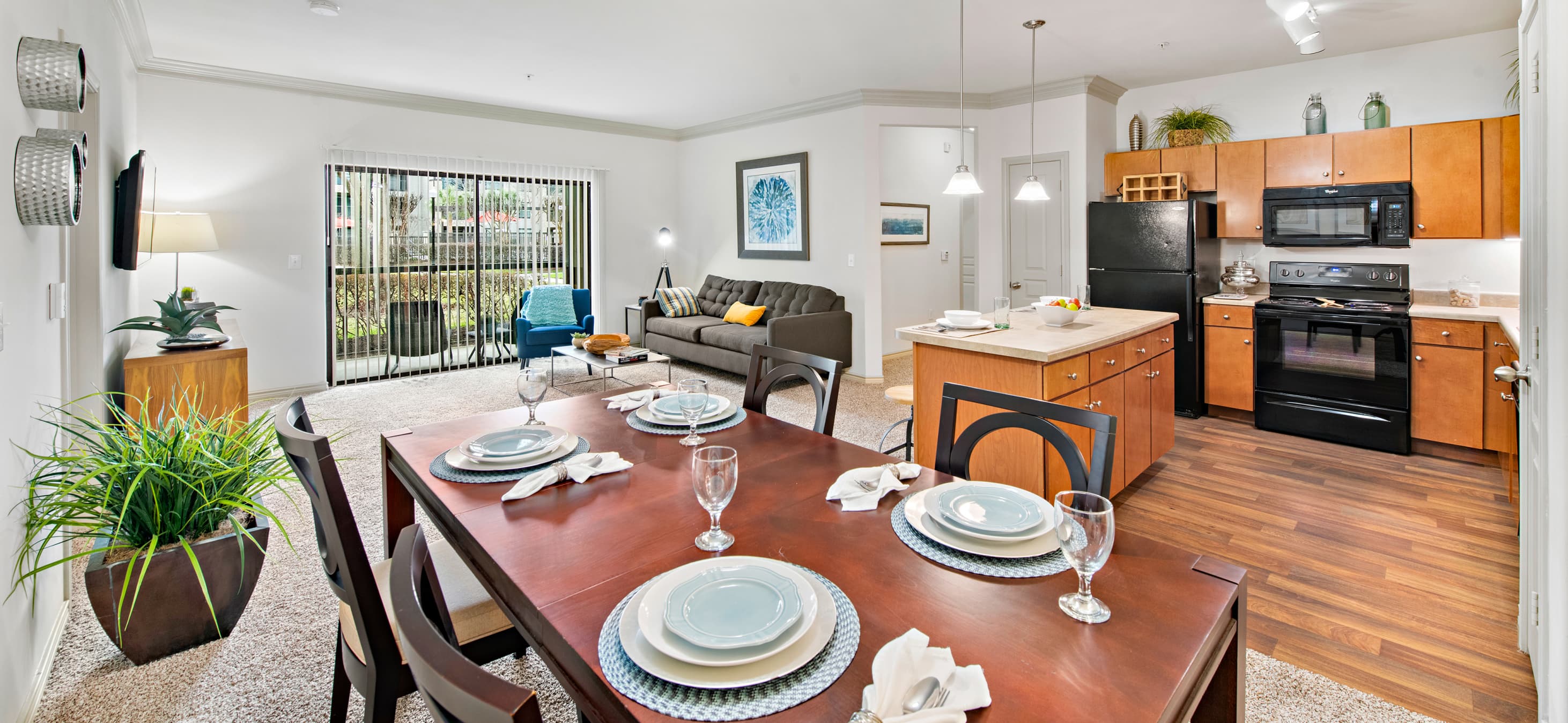 Wide Angle Dining at MAA Fall Creek luxury apartment homes in Houston, TX