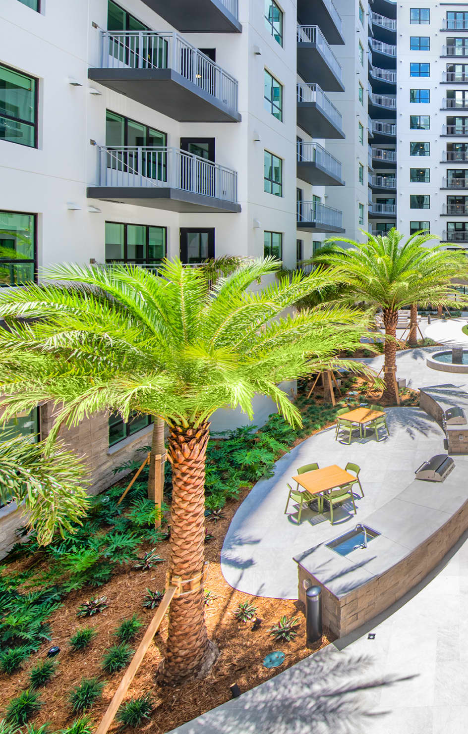 Courtyard at MAA Robinson luxury apartments in Orlando, Florida