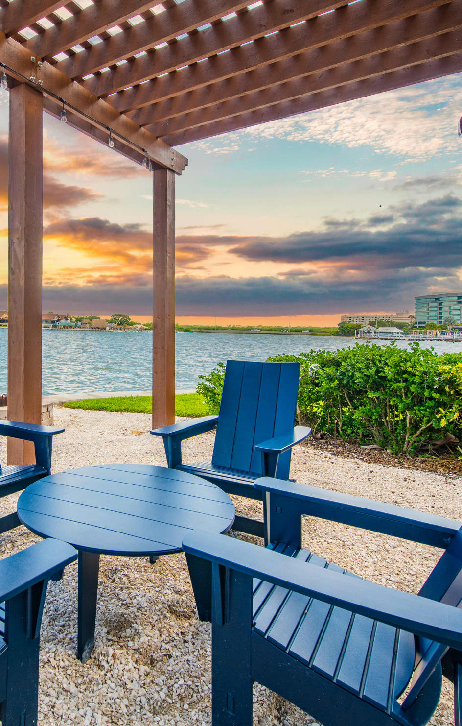 Outdoor Siting Area at MAA Bay View luxury apartment homes in Tampa, FL