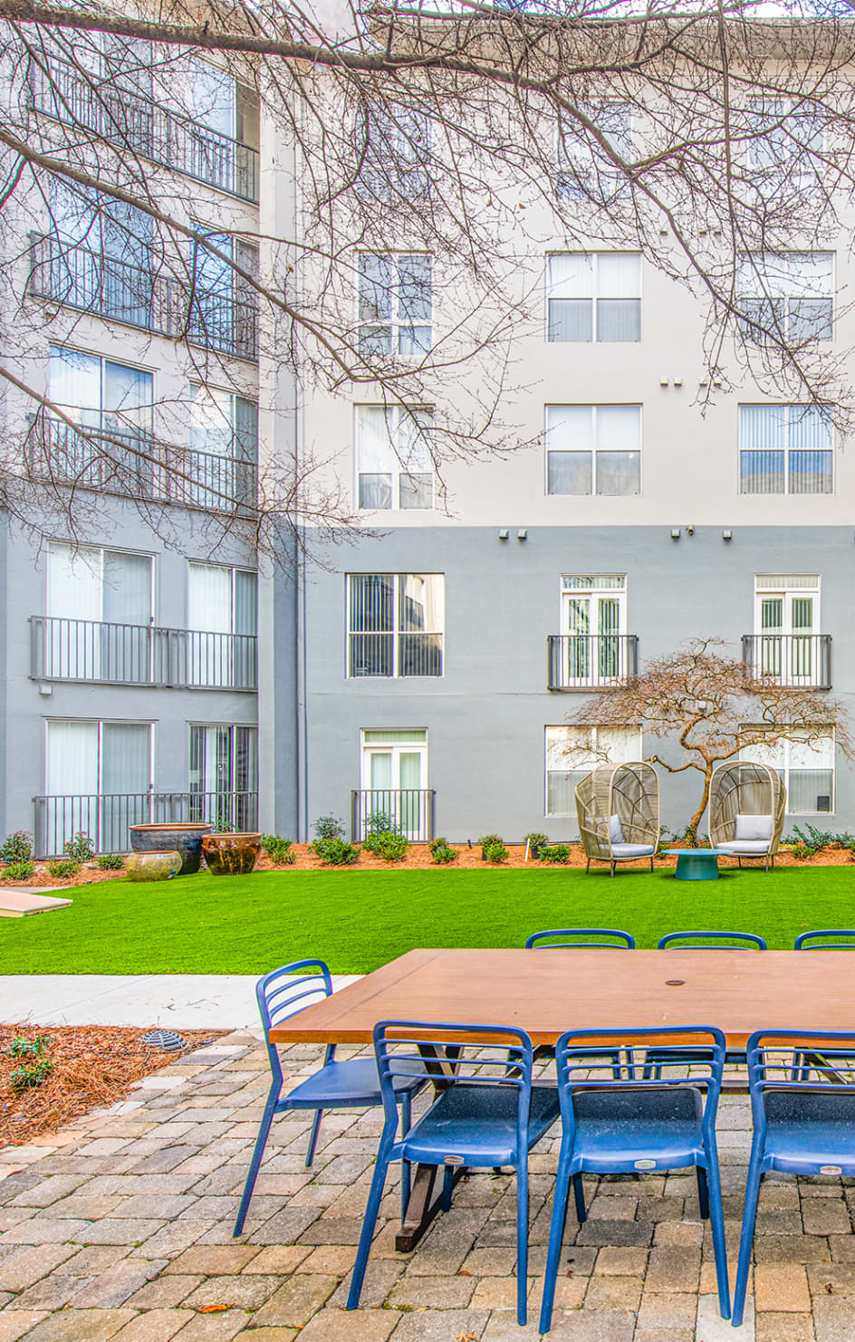 Picnic area and courtyard at MAA Stratford luxury apartment homes in Atlanta, GA