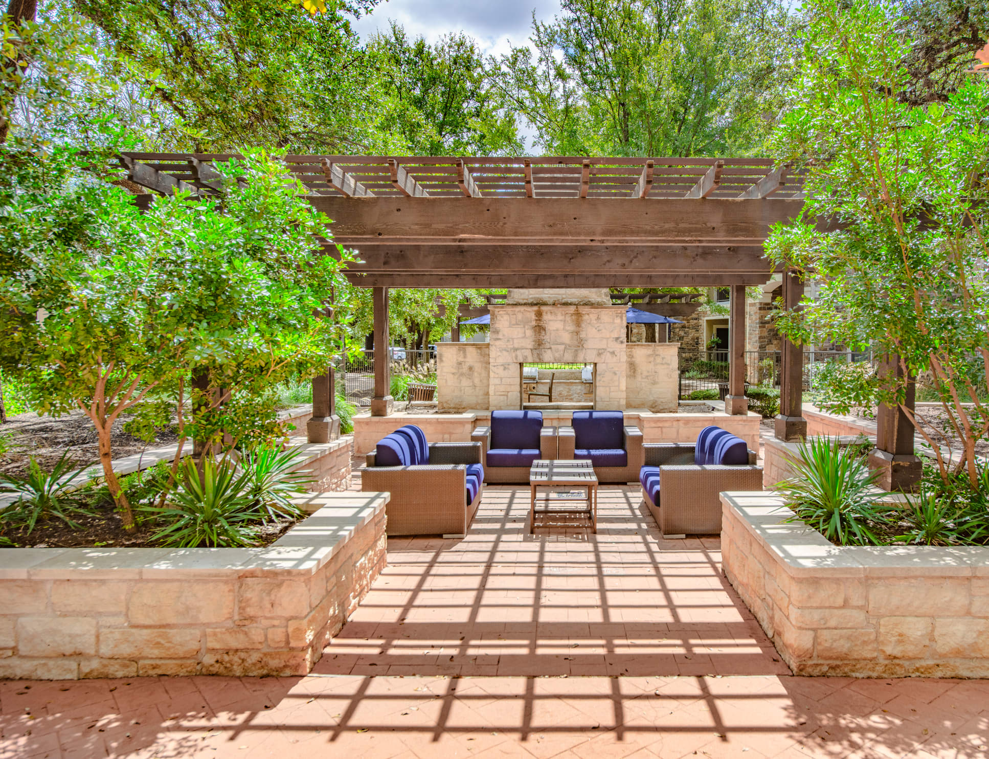 MAA Ashton Oaks Courtyard Austin TX Apartments