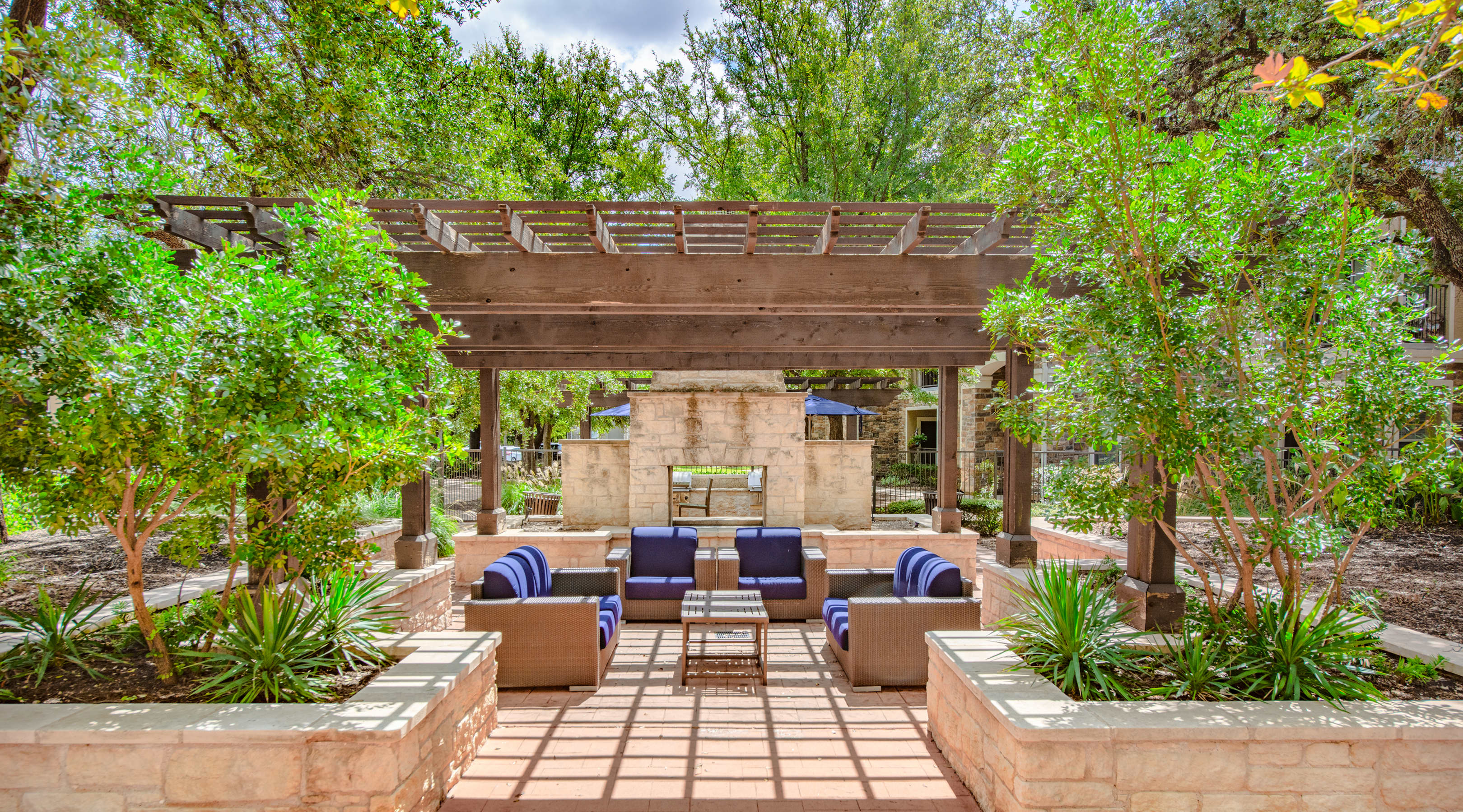 MAA Ashton Oaks Courtyard Austin TX Apartments
