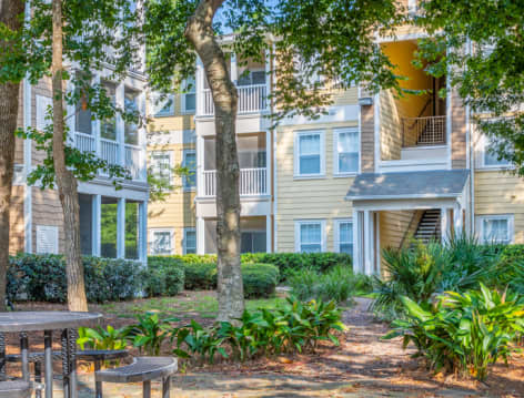 Grill and Courtyard at MAA Commerce Park luxury apartment homes in Charleston, SC