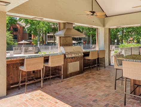 Grill Area at Lincoln on the Green luxury apartment homes in Memphis, TN