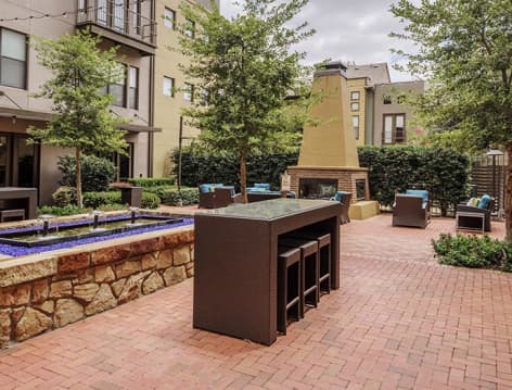 Outdoor seating area at Colonial Reserve at Medical District luxury apartment homes in Dallas, TX