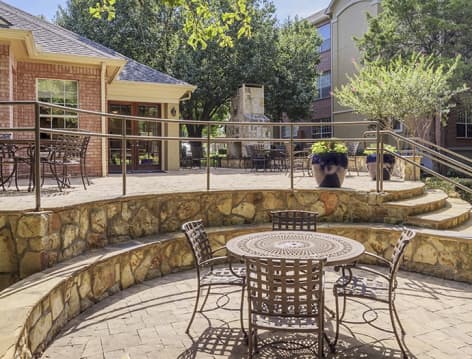 Outdoor entertainment area at Colonial Village at Shoal Creek luxury apartment homes in Dallas, TX