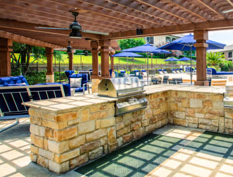 Outdoor grilling area at MAA Lowes Farm luxury apartment homes in Mansfield, TX