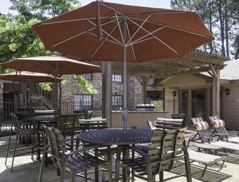 Outdoor entertainment area at Green Tree Place luxury apartment homes in Houston, TX