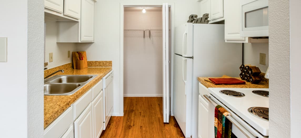 Kitchen to Cypresswood Court luxury apartment homes in Houston, TX