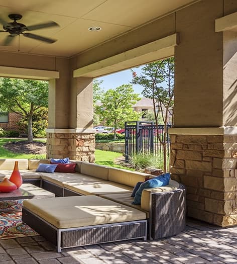 Outdoor entertainment area at Colonial Grand at Hebron luxury apartment homes in Dallas, TX