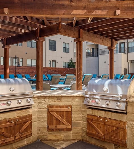 Outdoor grill area at MAA Medical District luxury apartment homes in Dallas, TX