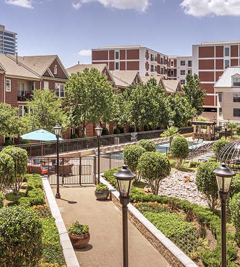 Outdoor courtyard at MAA Meridian luxury apartment homes in Dallas, TX