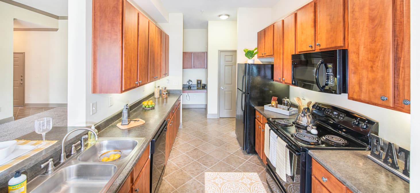 Kitchen at Atlantic Crossing luxury apartment homes in Jacksonville, FL