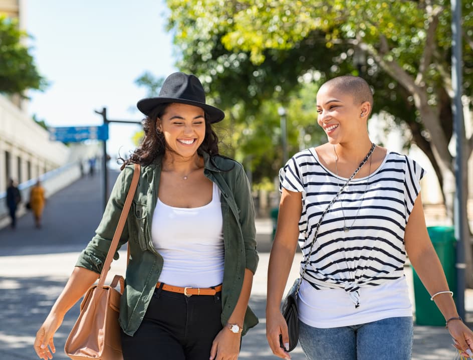 Two friends walking in the city
